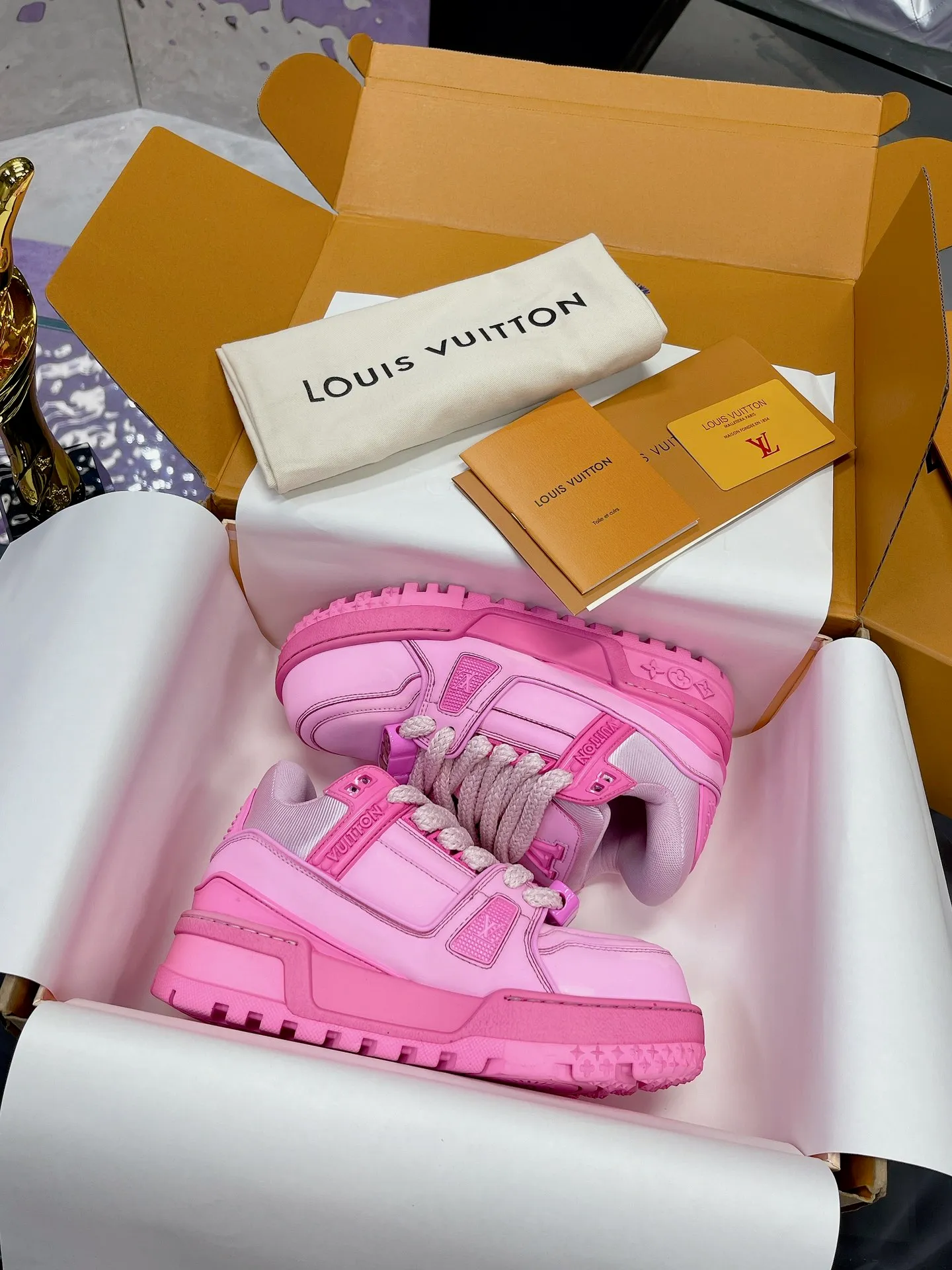 Men's shoes 💰1020❤️❤️❤️ LV donkey brand L's latest catwalk models Chubby Chubby Chubby Chubby TRAINER MAXI bread shoes Skateboard shoes Casual Couple models Sports shoes DIY beading Original purchase and development Production This LV Trainer Maxi sneaker is made of soft cow leather, with a large silhouette and convex outsole to reinterpret the original LV Trainer sneaker design, interpreting the inspiration of retro basketball shoes. Rubber LV monogrammed upper, Monogram floral outsole. Exquisite packaging at the delivery counter 🛍📦 ▪️Fabrics: Original customized imported first-layer cowhide ▪️Lining: Original customized breathable mesh lining ▪️Outsole: Original open-molded TPU combination outsole ▪️Sole thickness: 4CM ▪️Size: Women's 35-41 Men's 39-45